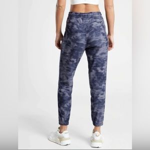 Athleta Farallon Printed Jogger in Inversion Medieval Violet $109 Women's US 0